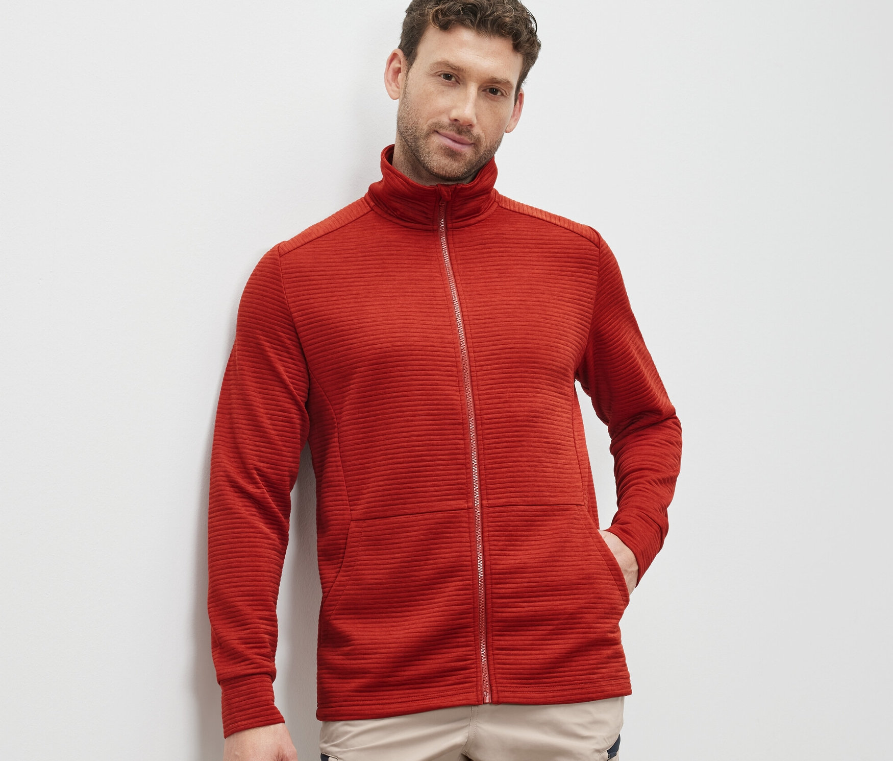 Mężczyzna ma na sobie czerwoną bluzę funkcyjną.