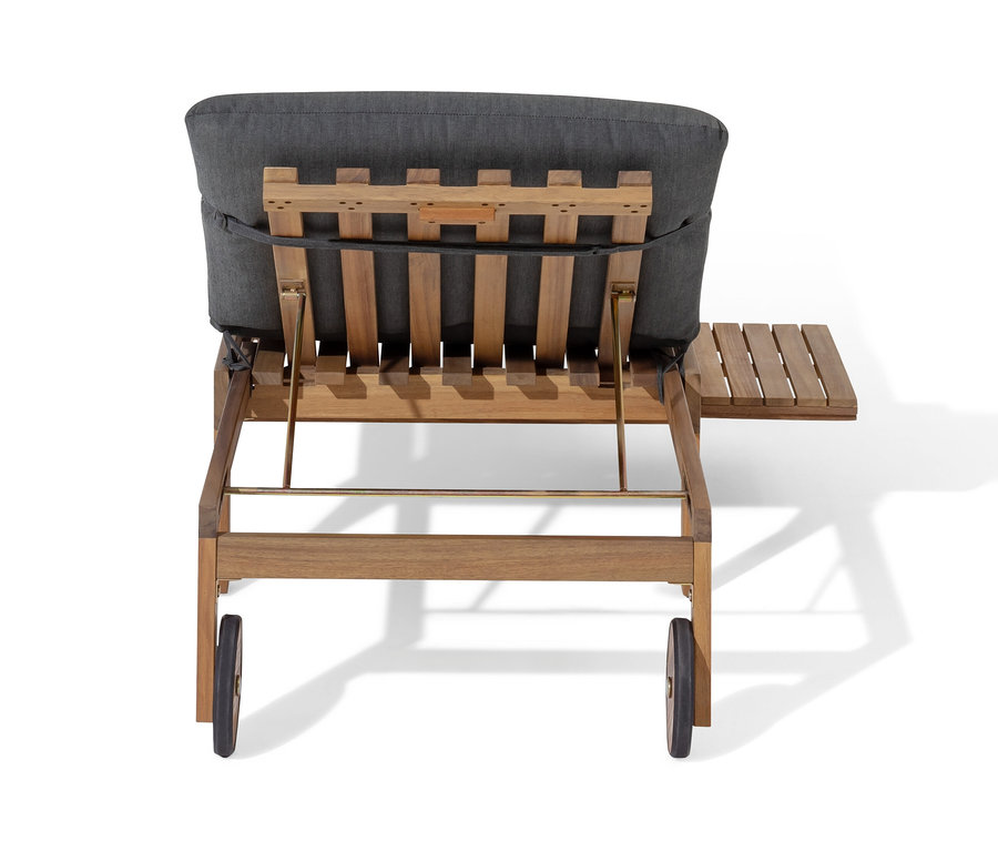 Widok z tyłu na drewniany leżak ogrodowy z szarą poduszką.