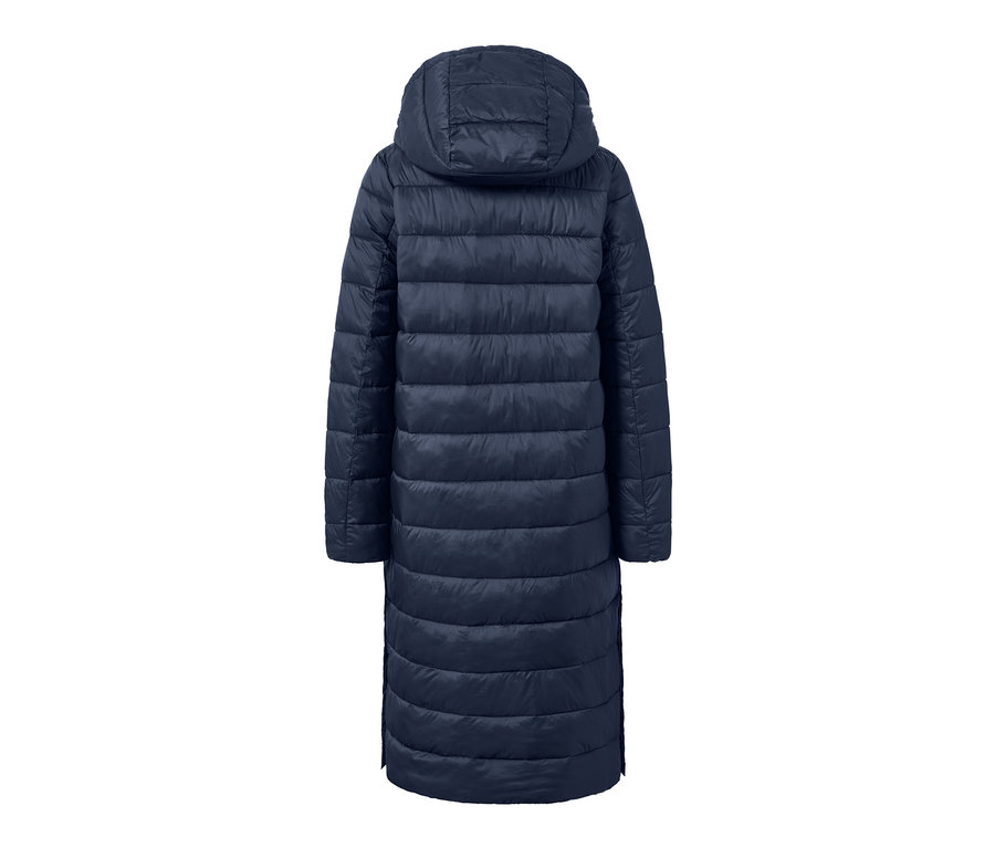 Granatowy płaszcz pikowany z kapturem widziany od tyłu.