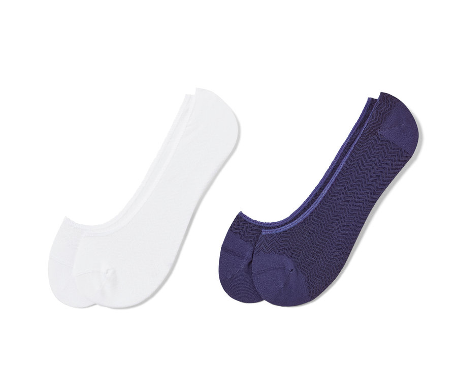 Dwie pary skarpetek-stopek: jedna para biała, druga granatowa we wzory.