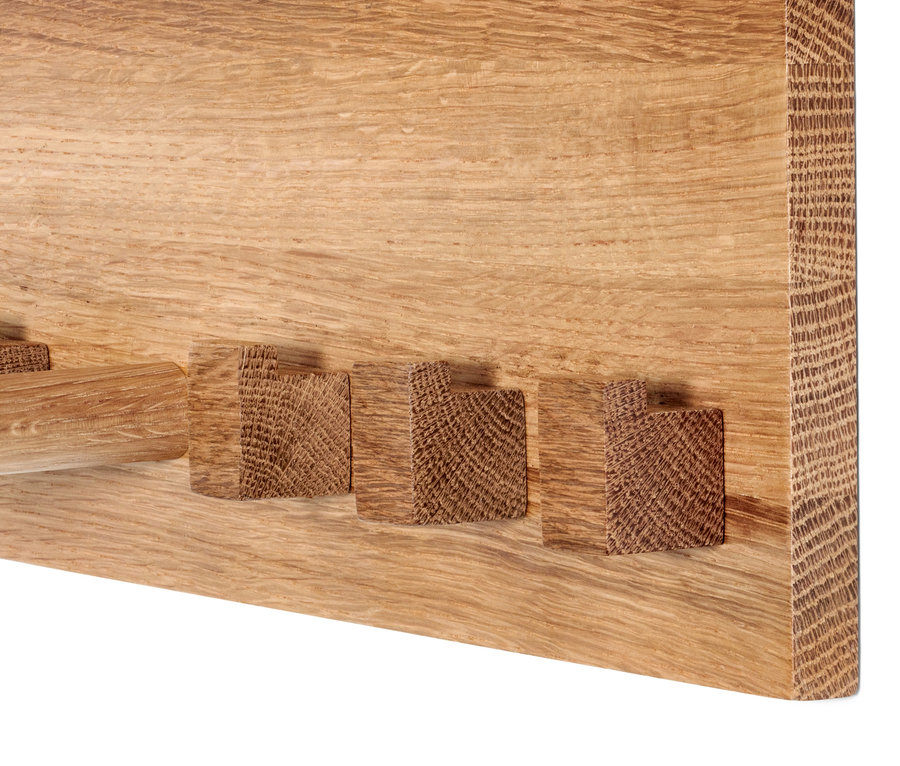 Detal wiszącej garderoby ściennej.