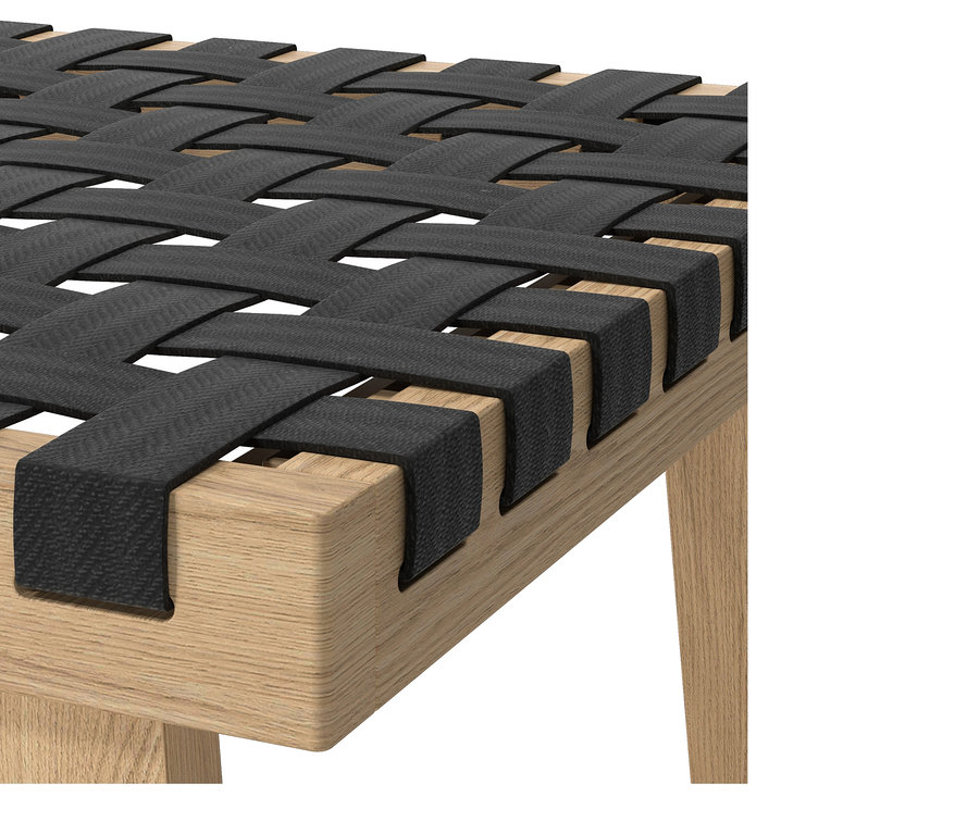 Szczegółowy widok stołka z plecionką.