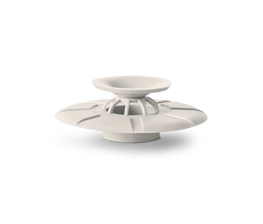 Białe sitko i korek do odpływu na białym tle.