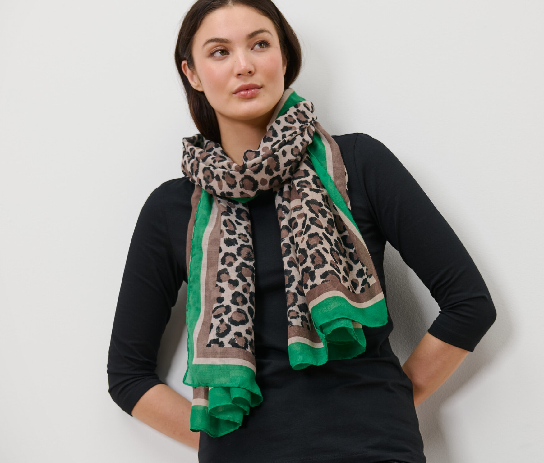 Kobieta ma na sobie wzorzysty szal z tkaniny.