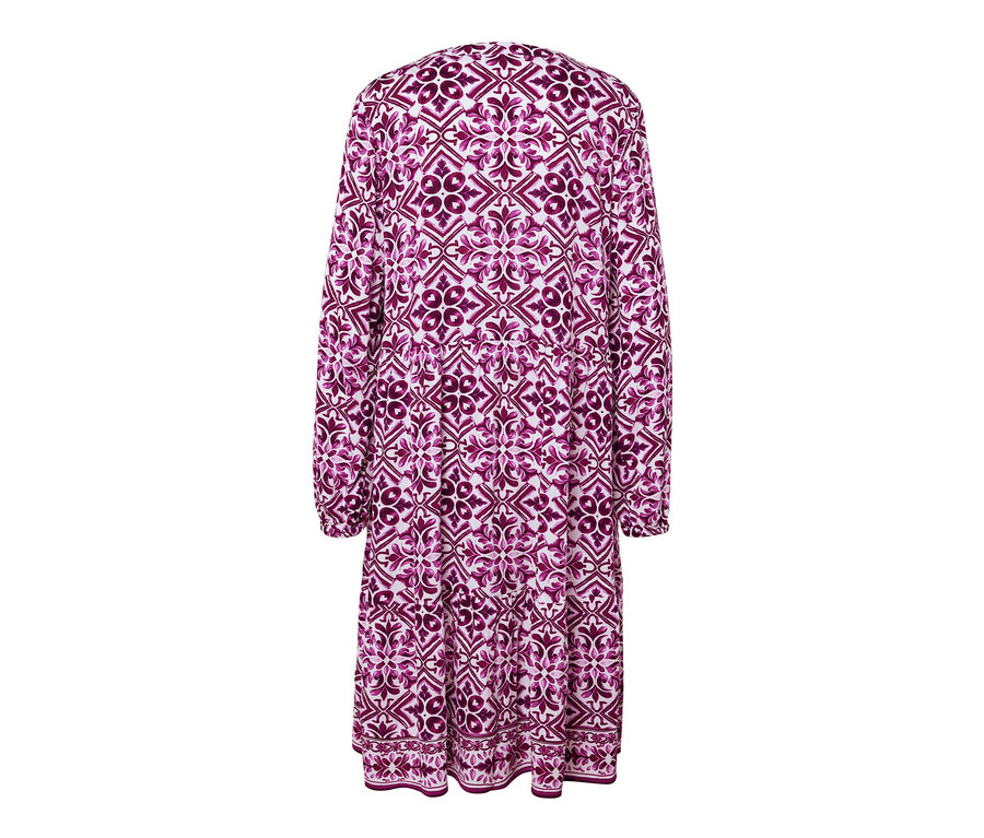 Widok z tyłu wzorzystej sukienki z tkaniny.