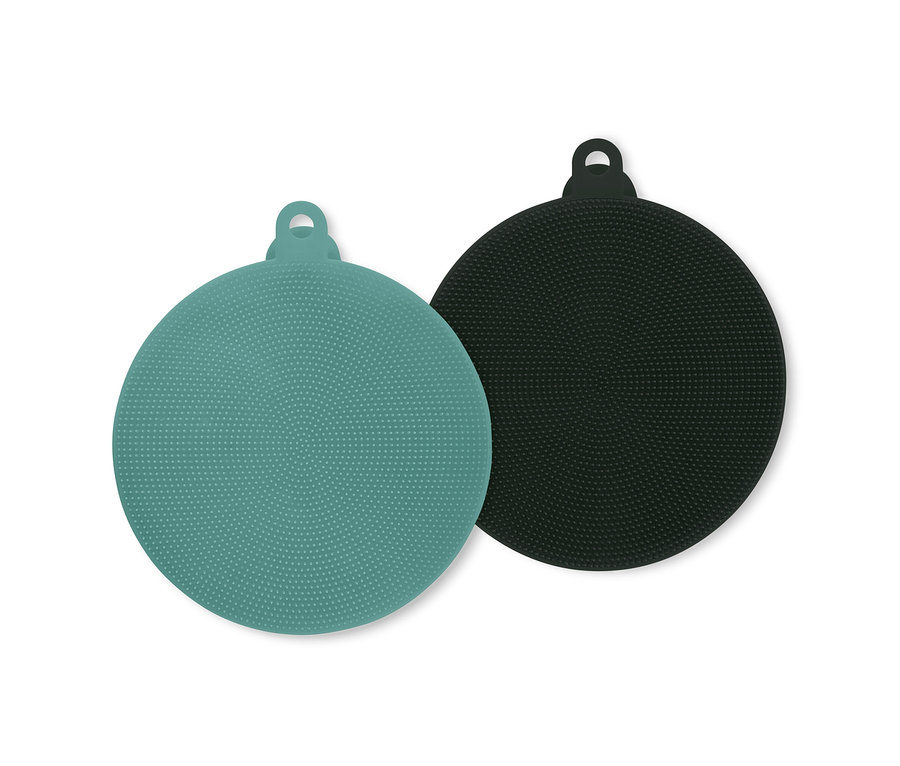 Dwie silikonowe myjki na białym tle.