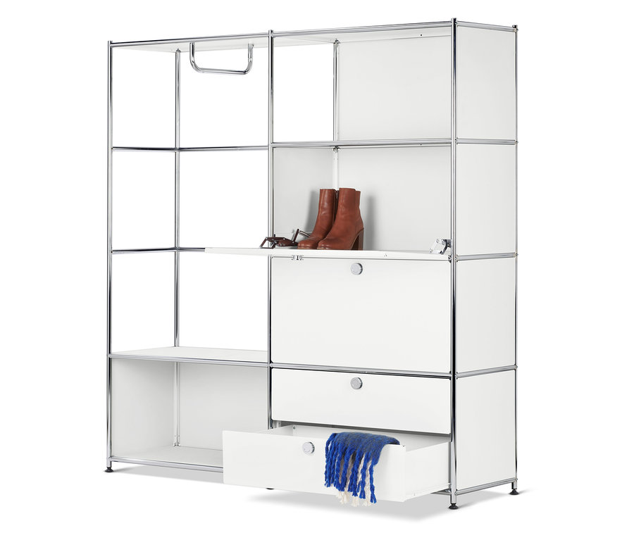 Biały modułowy system przechowywania z brązowymi butami, okularami i niebieskim szalikiem.