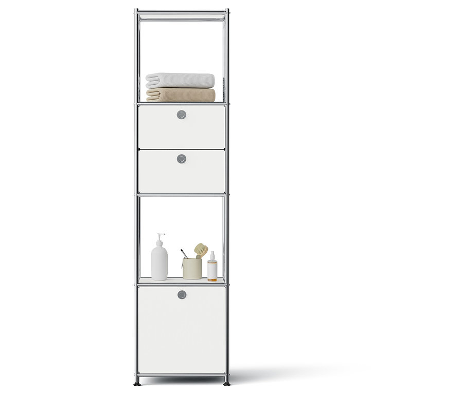 Chromowany regał z białymi szufladami, ręcznikami i artykułami łazienkowymi.