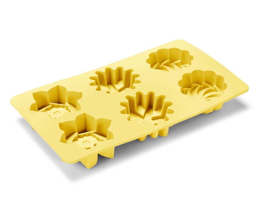 Żółta silikonowa forma do lodu z sześcioma różnymi kształtami kwiatów.