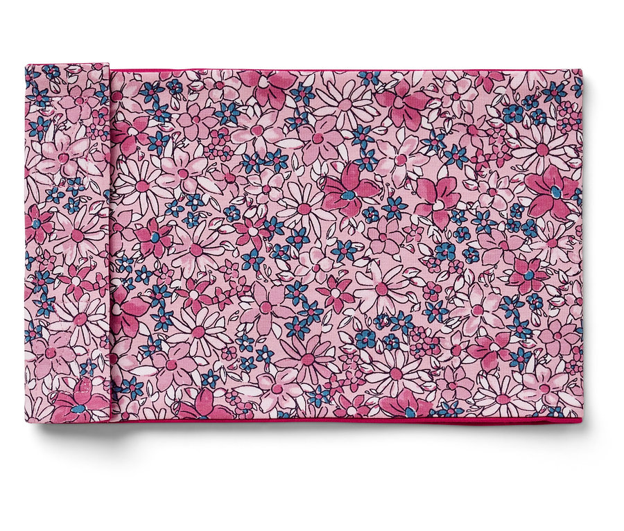 Złożona serwetka materiałowa z kwiatowym wzorem w kolorach różowym, białym i niebieskim.