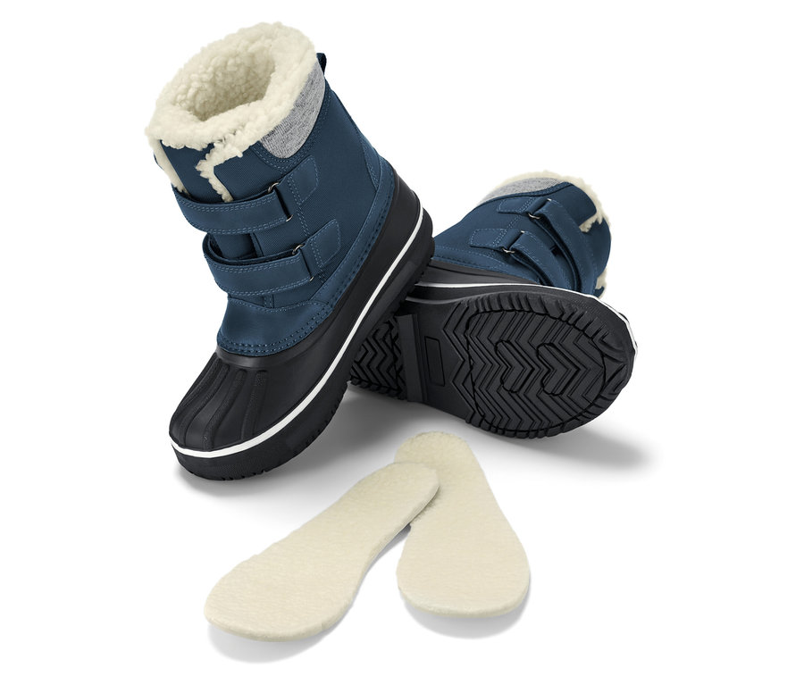 Dwa niebieskie buty śniegowe z czarnymi podeszwami i futrzaną wyściółką oraz dwie futrzane wkładki.
