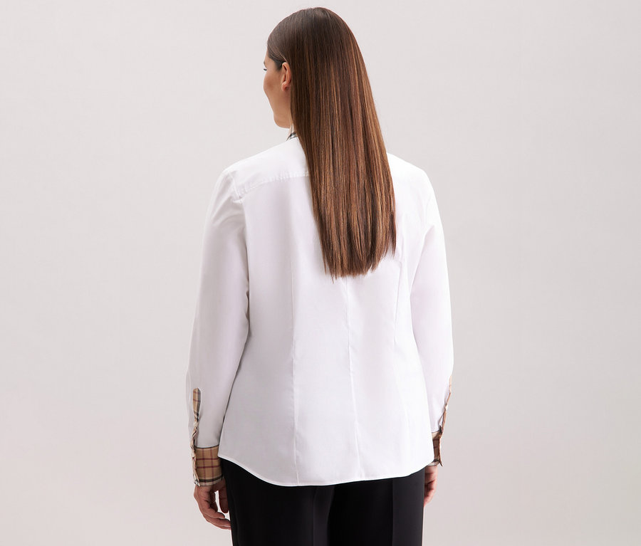 Widok z tyłu kobiety z długimi brązowymi włosami, ubranej w białą popelinową koszulę Seidensticker z detalami w kratę.