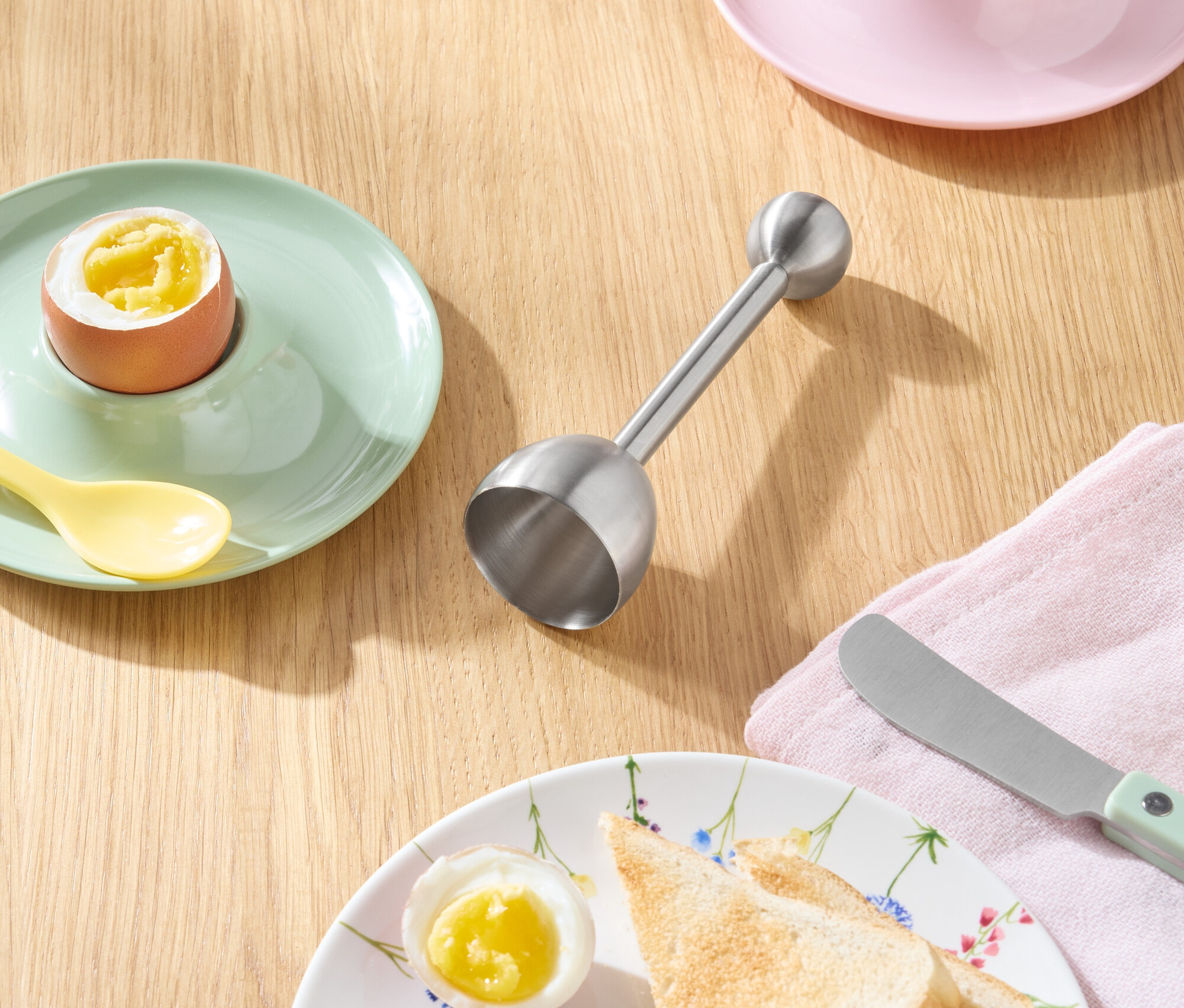 Tosty, jajka i nóż na drewnianym stole.