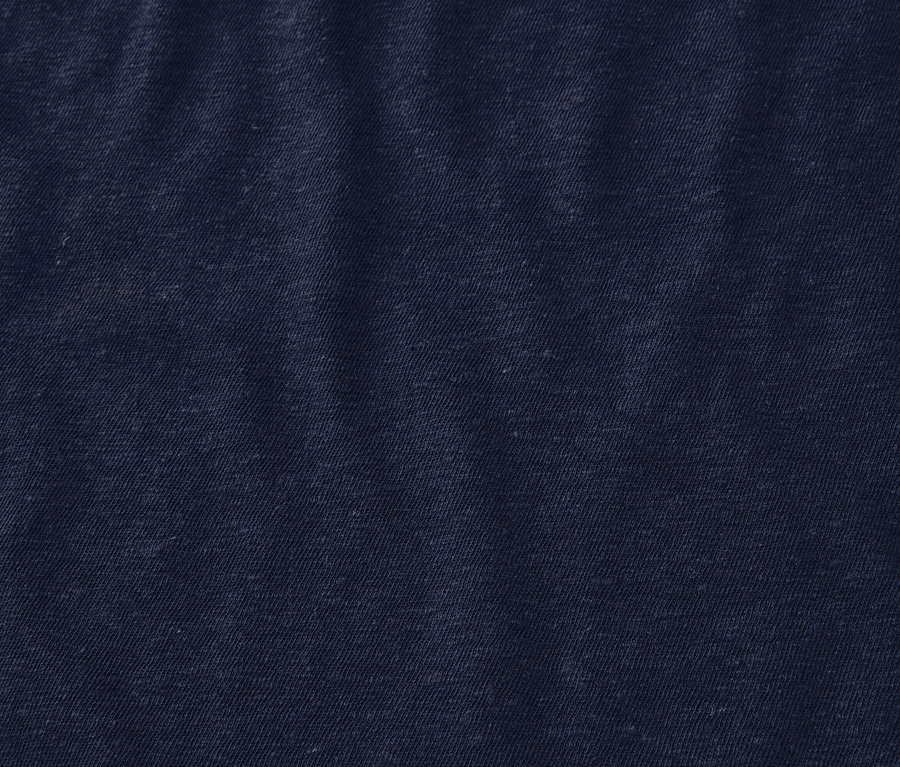 Zbliżenie granatowej bluzki z zawartością lnu.