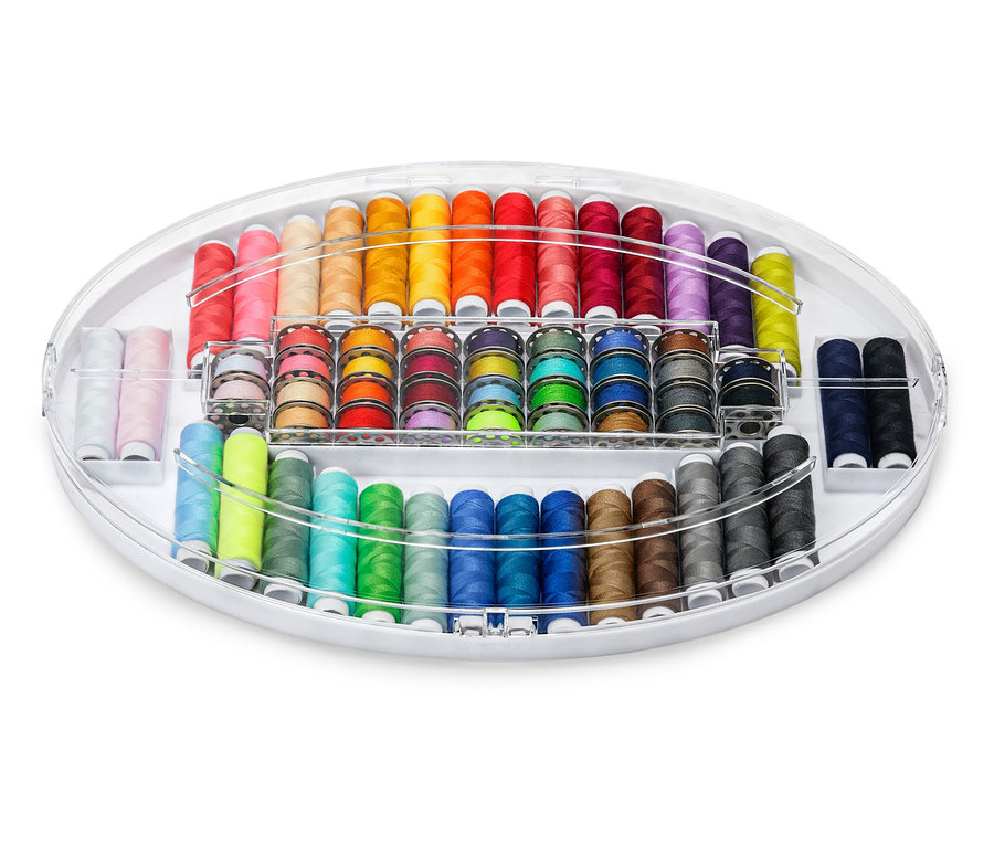 Zestaw kolorowych nici do szycia w przezroczystym owalnym pojemniku.