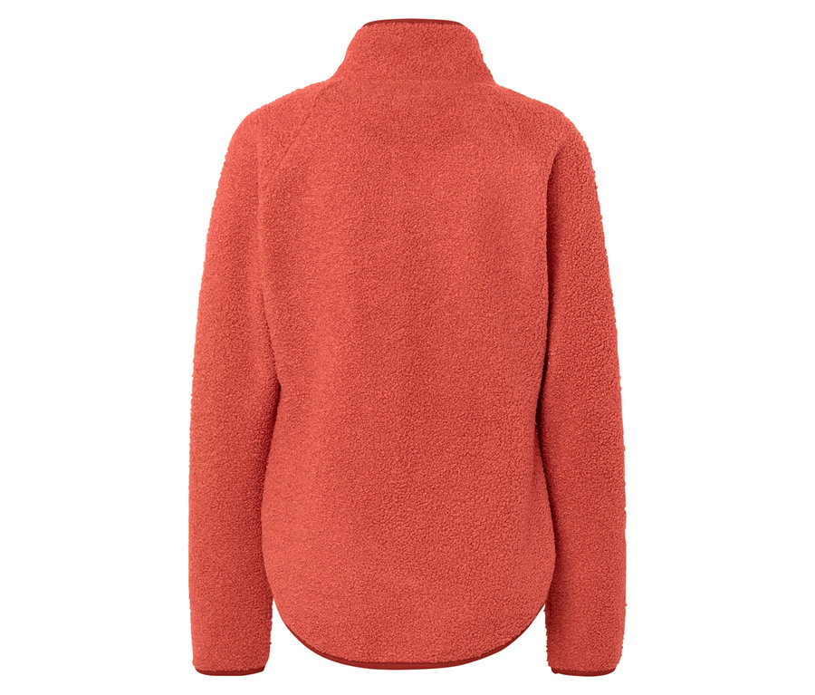 Szczegółowy widok z tyłu koralowej kurtki polarowej z długimi rękawami i stójką.