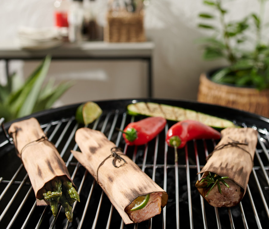 Grill z papierem do grillowania z drewna bukowego, papryką, cukinią i limonką.