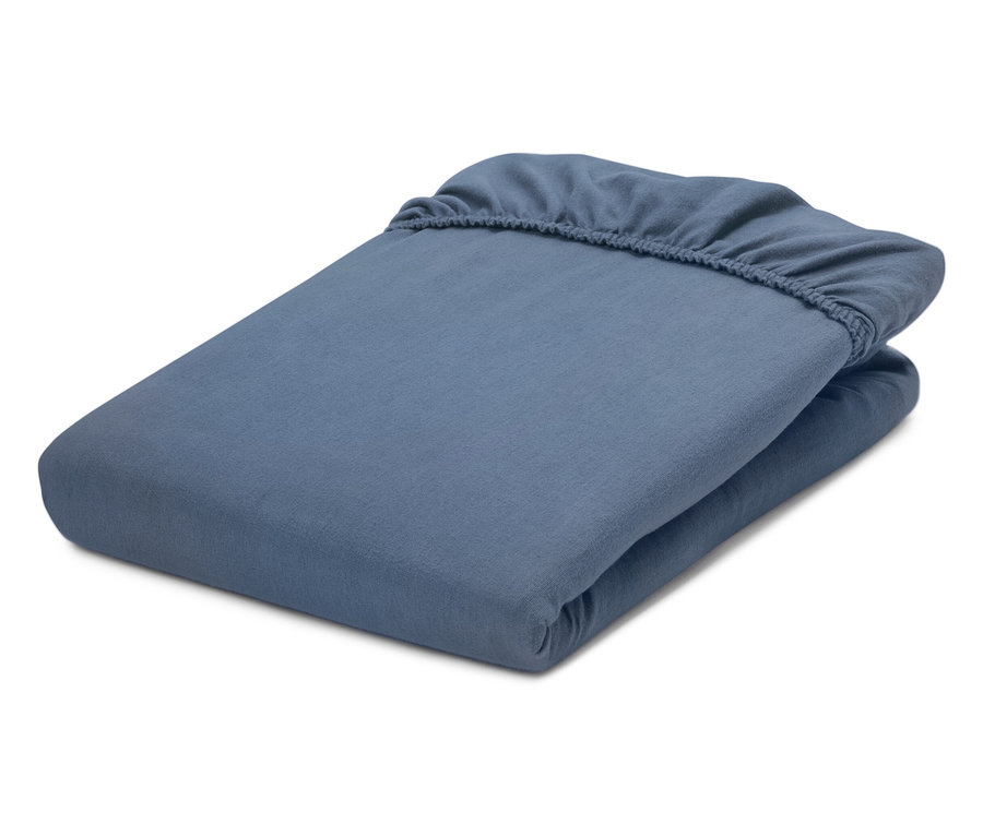 Złożone niebieskie prześcieradło z gumką na białym tle.