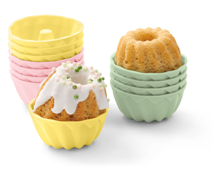 Babeczki w silikonowych foremkach w różnych kolorach.