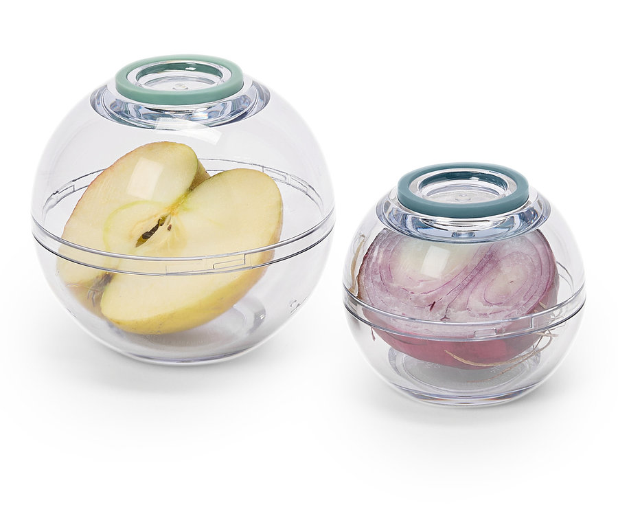 Połówka jabłka w dużym, przezroczystym pojemniku i czerwona cebula w mniejszym, przezroczystym pojemniku.