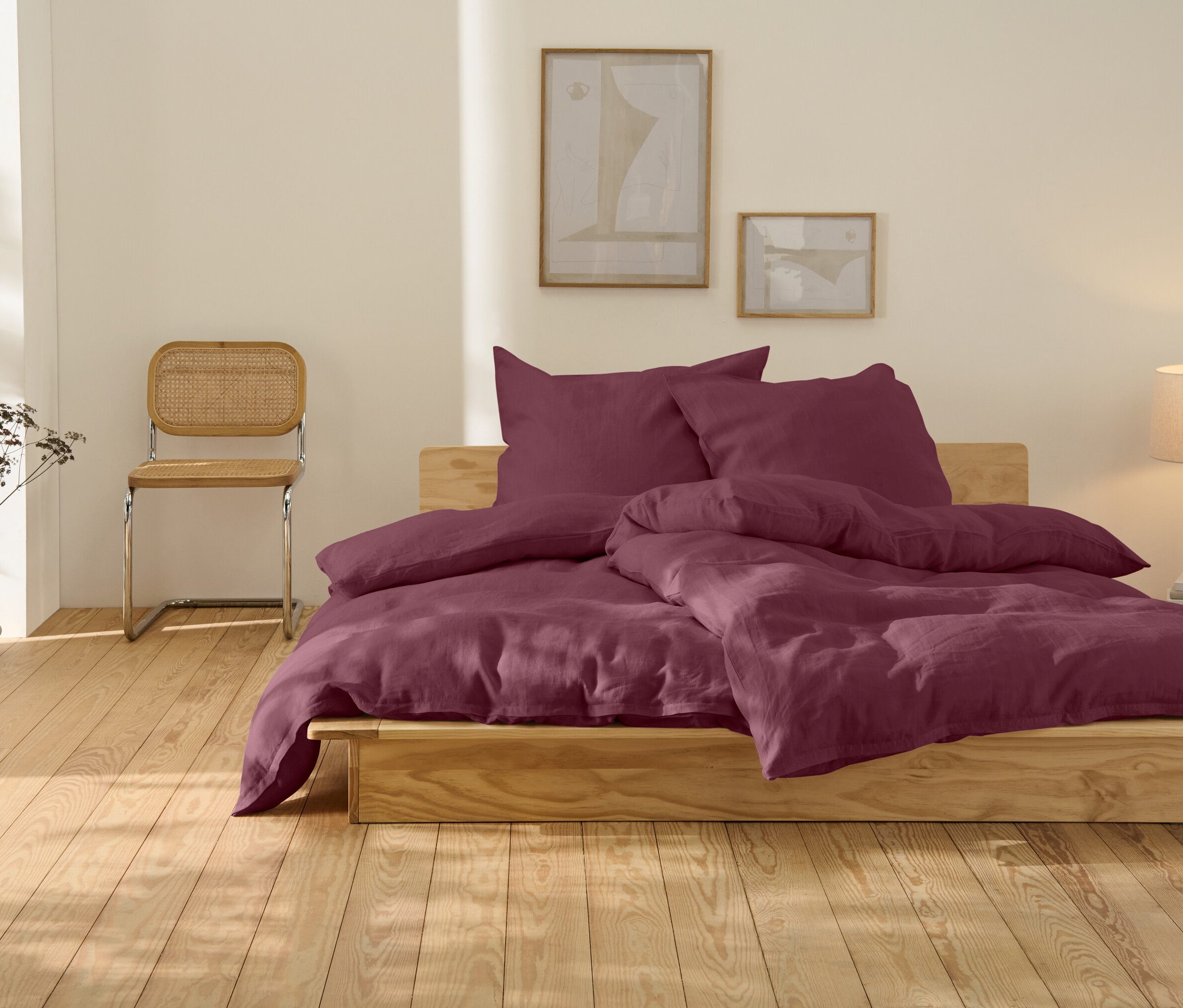 Łóżko z lnianą pościelą w kolorze jagodowym, standardowy rozmiar.