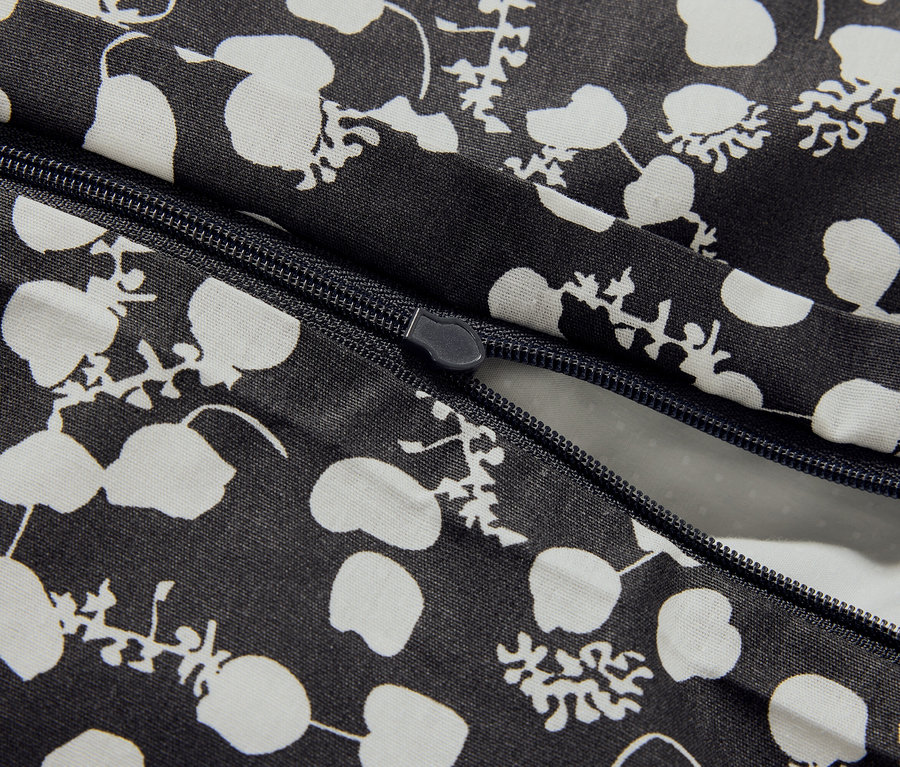 Zbliżenie na czarno-białą poszwę na kołdrę z zamkiem błyskawicznym.