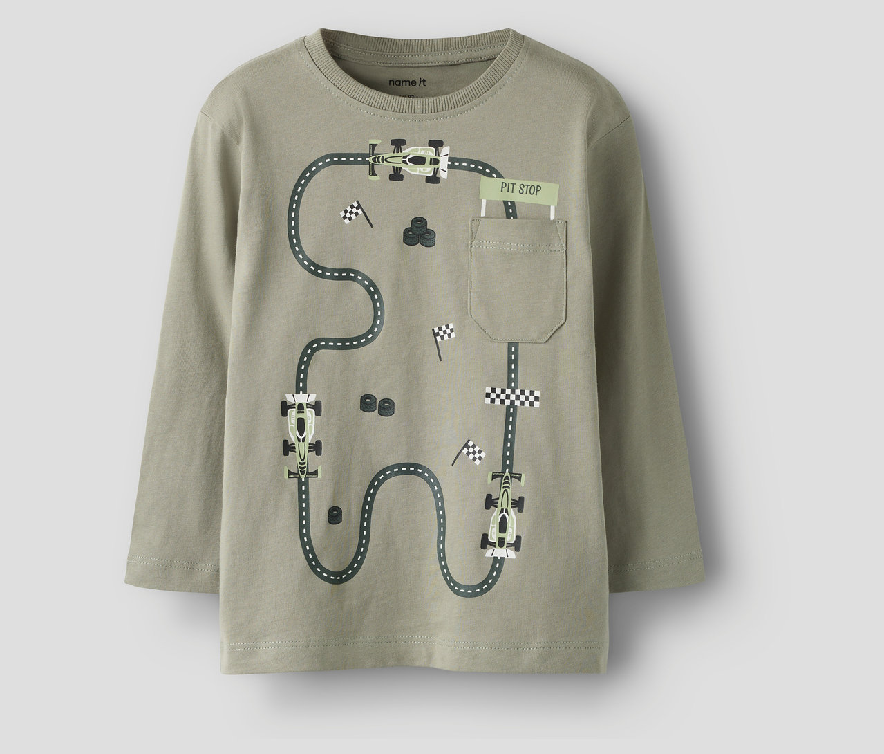 Zielony longsleeve z torem wyścigowym, samochodami wyścigowymi i flagami. To jeden z dwóch longsleeve'ów NAME IT.