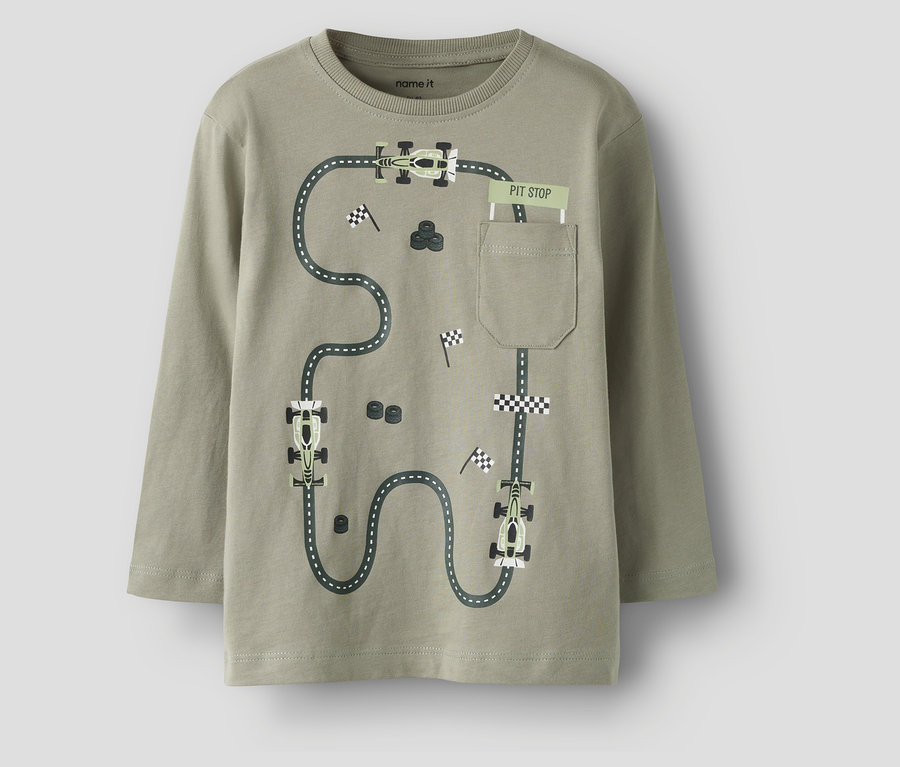 Zielony longsleeve z torem wyścigowym, samochodami wyścigowymi i flagami. To jeden z dwóch longsleeve'ów NAME IT.