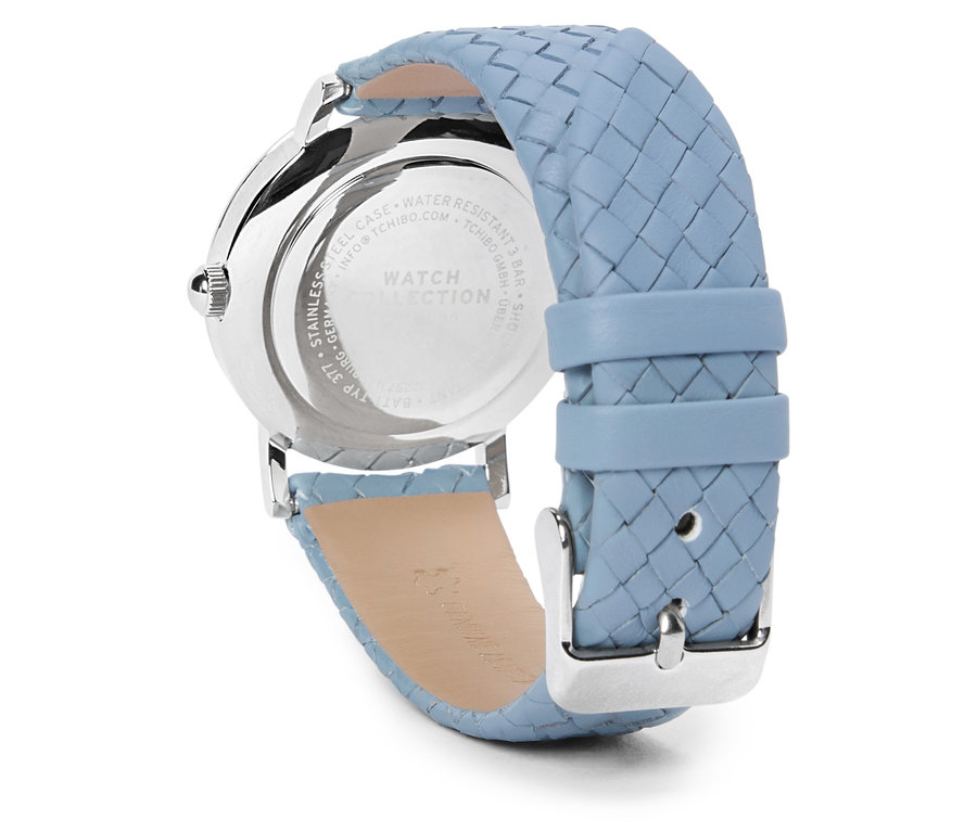 Zbliżenie srebrnego zegarka na rękę z jasnoniebieskim, plecionym paskiem.