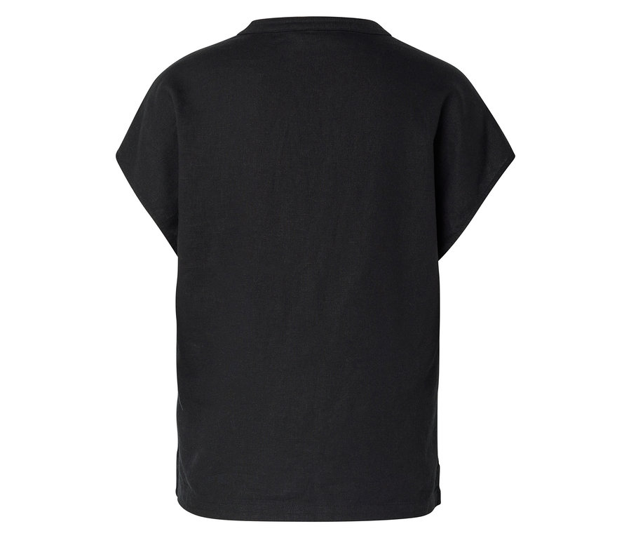 Czarne T-shirt z krótkimi rękawami, sfotografowane od tyłu.