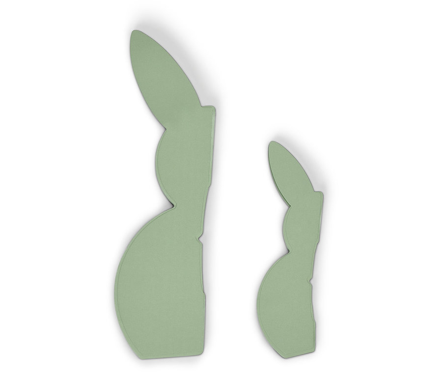 Dwie jasnozielone ozdoby w kształcie królików leżą na białym tle.