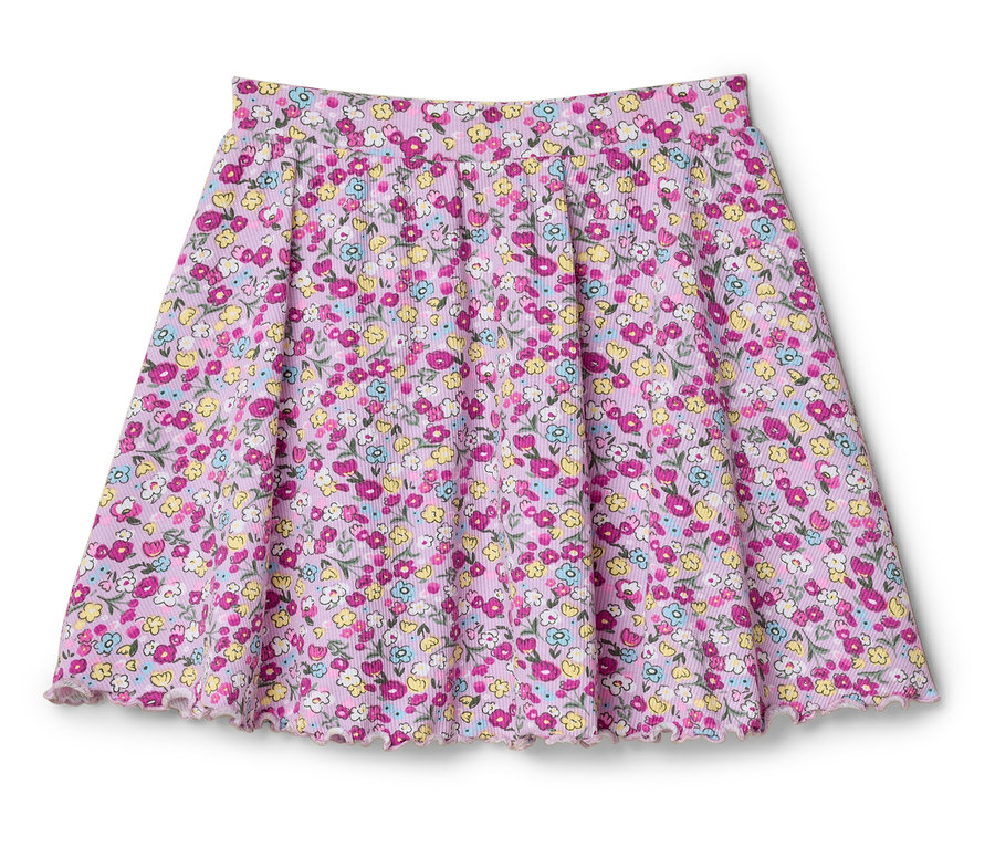 Różowa spódnica w kwiaty leży na białym tle.