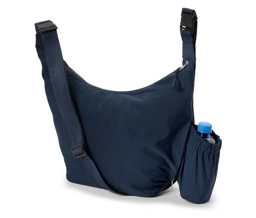 Zbliżenie granatowej torby na ramię z butelką wody w bocznej kieszeni.