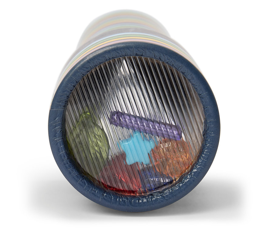 Widok do wnętrza kalejdoskopu z kolorowymi elementami na tle prążkowanych luster.