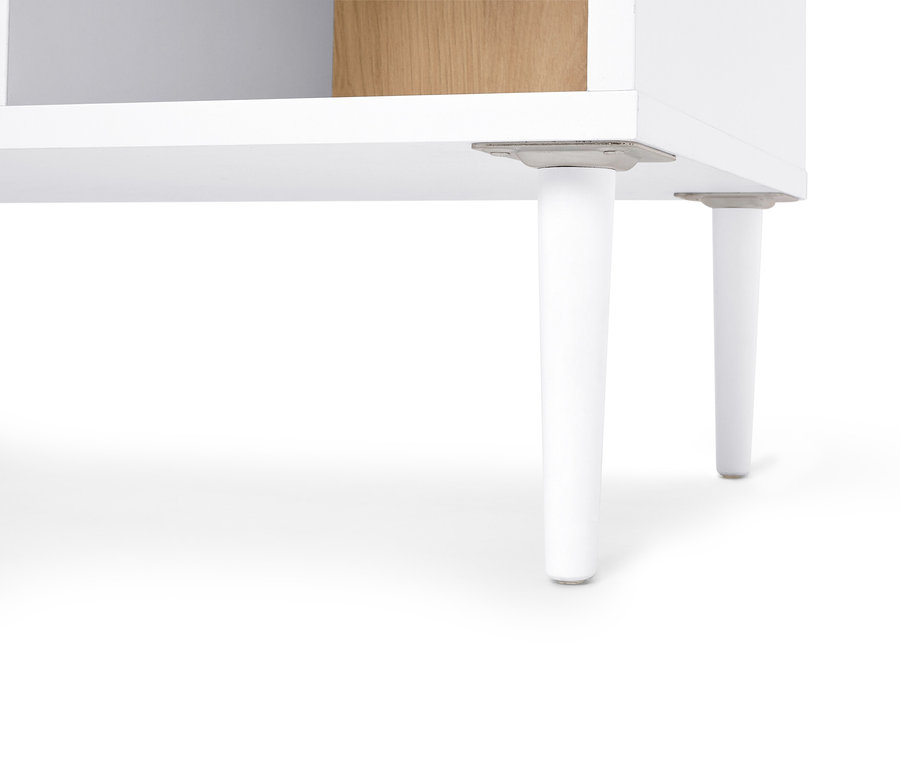 Szczegółowy widok dwóch białych nóżek meblowych pod białym regałem.