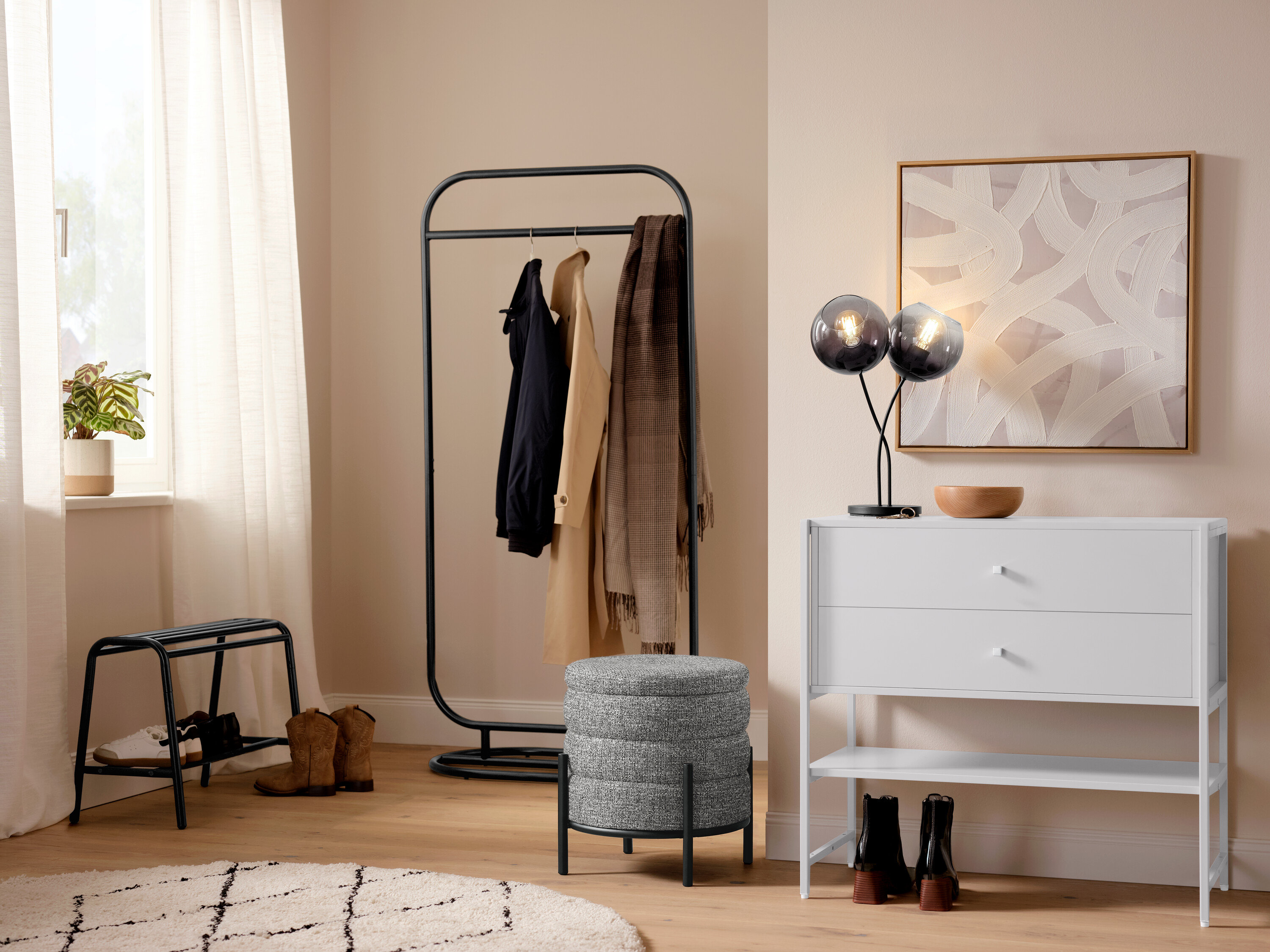 Przedpokój z lampką stołową z kloszami z przydymionego szkła i garderobą.