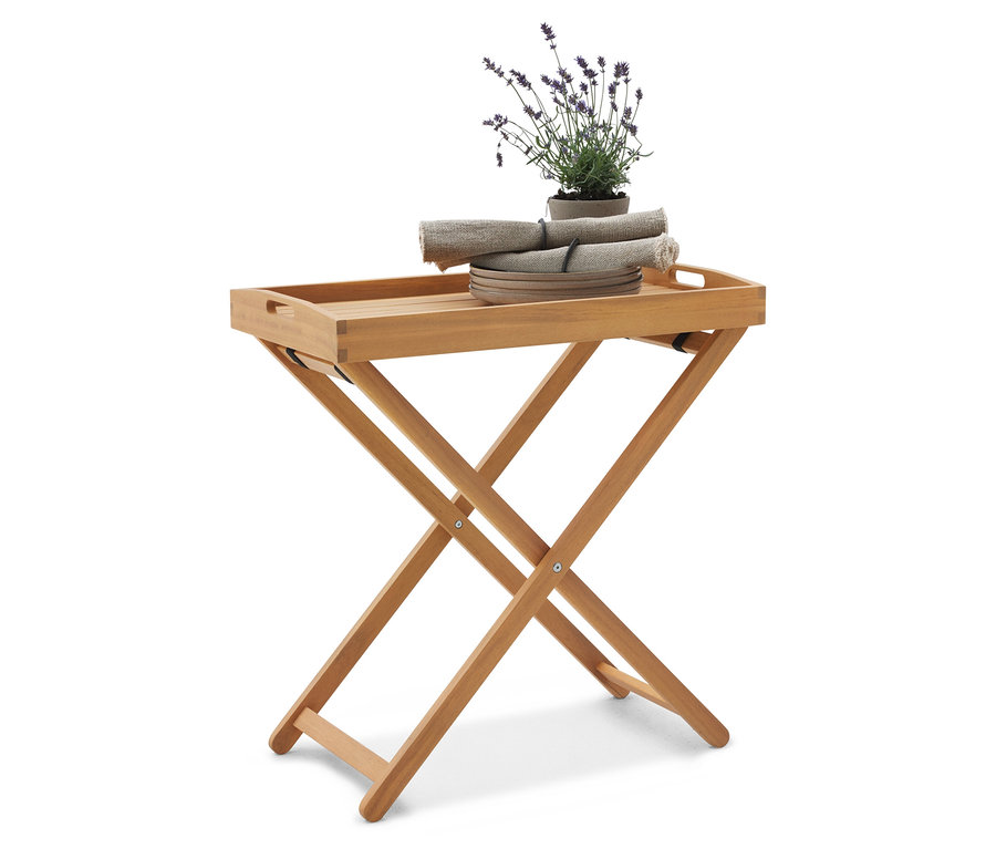 Drewniany stolik pomocniczy z tacą, na której leżą talerze, ręczniki i lawenda.