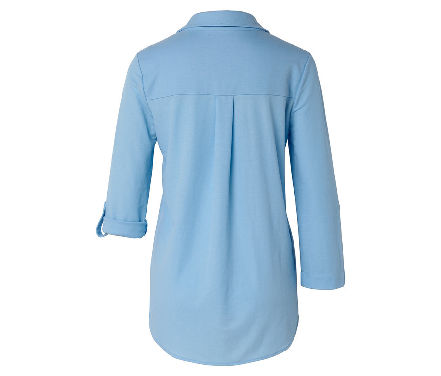 Widok z tyłu jasnoniebieskiej koszuli z długimi rękawami.