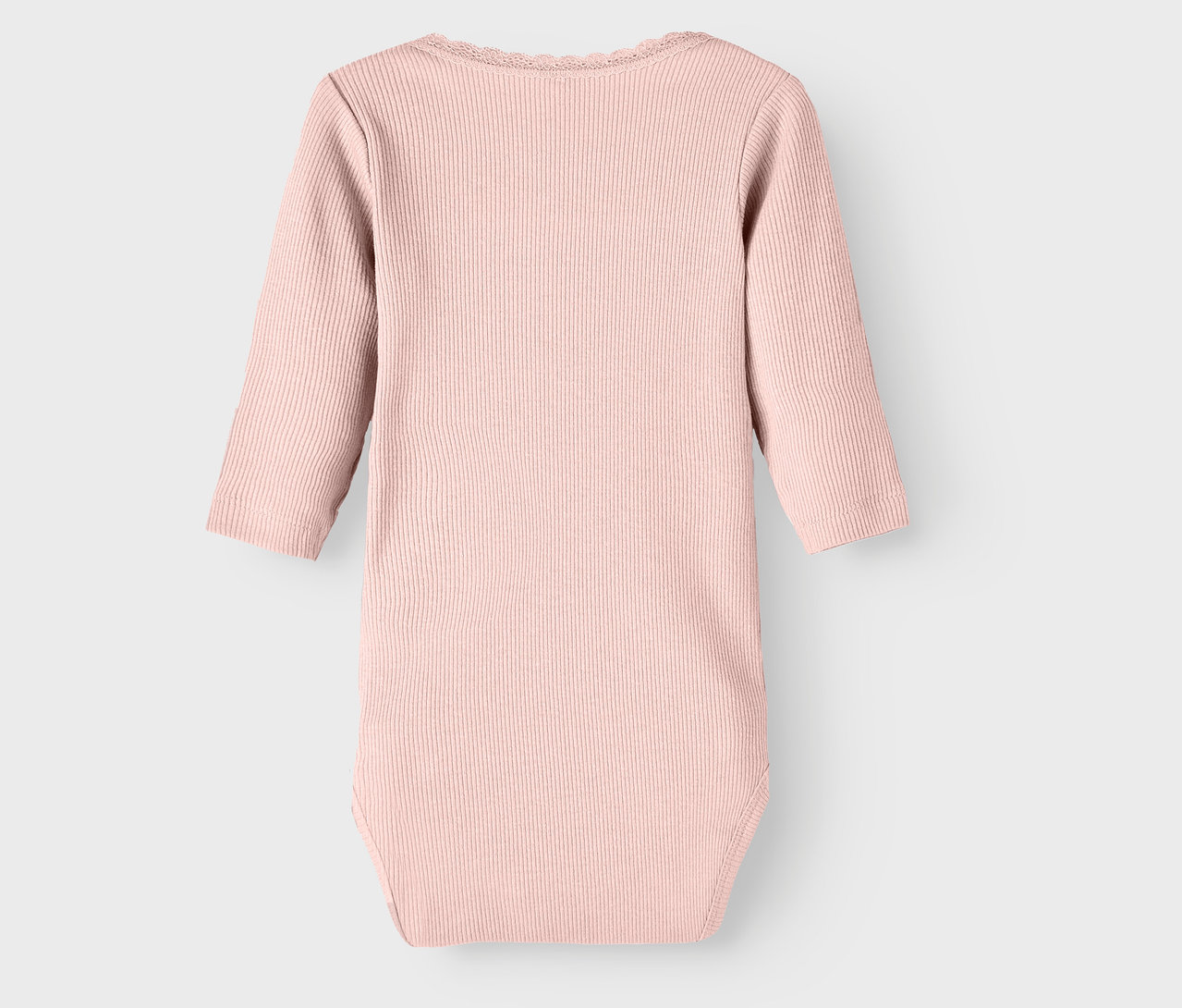 Szczegółowy widok różowego body dla niemowląt NAME IT w liliowych odcieniach, 2 sztuki.