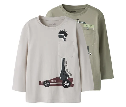 Dwa longsleeve NAME IT: jeden w kolorze beżowym z motywem dinozaura-rajdowca i kieszenią, a drugi w kolorze oliwkowym z motywem toru wyścigowego i kieszenią.
