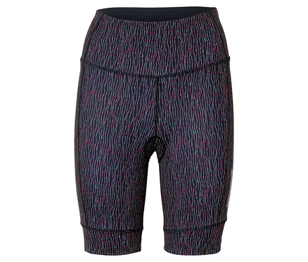 Zbliżenie na wzorzyste legginsy do kolan z ciemnym pasem.