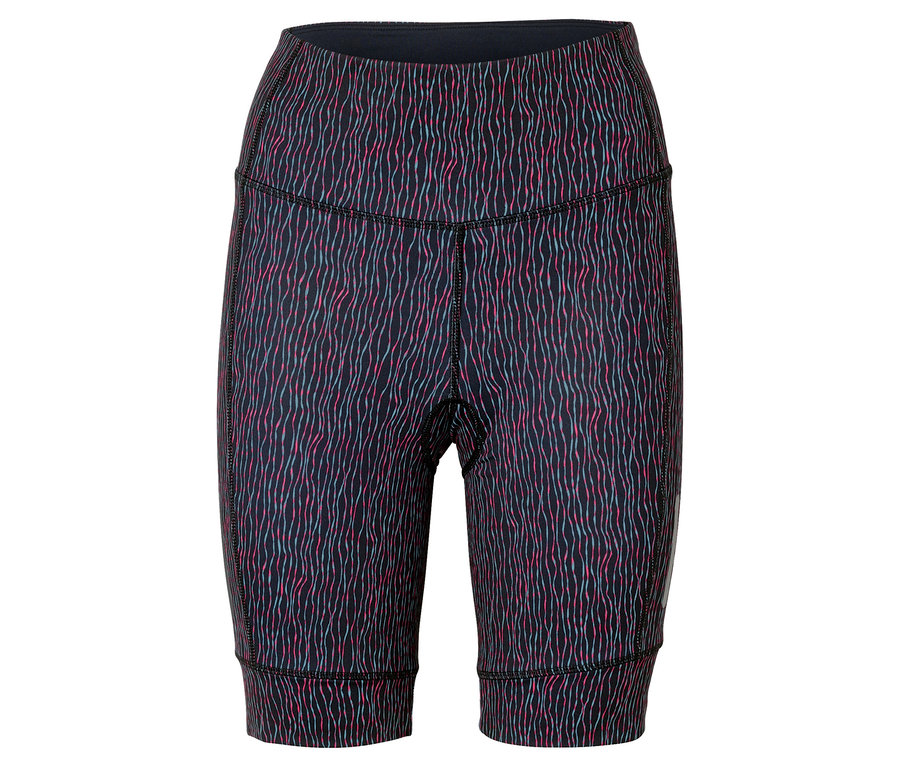 Zbliżenie na wzorzyste legginsy do kolan z ciemnym pasem.