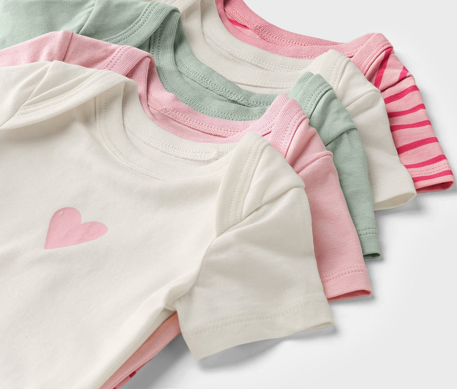 Wielokolorowe body niemowlęce z krótkim rękawem ułożone jeden na drugim.