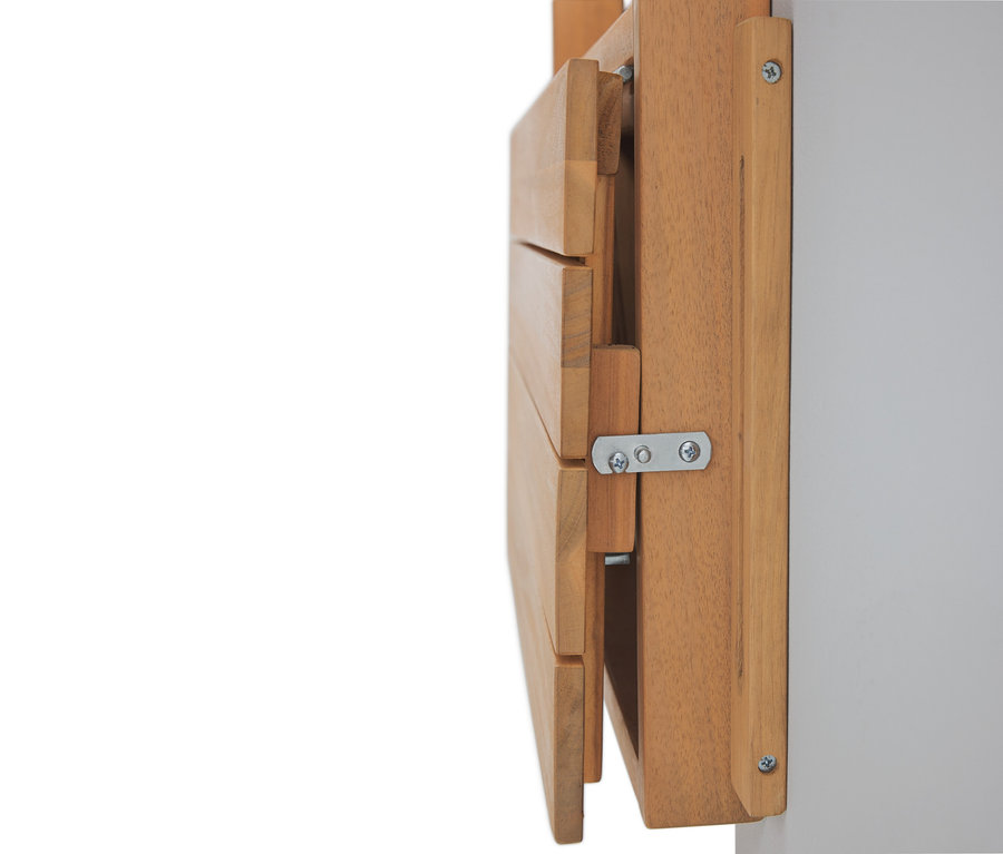 Drewniany uchwyt ścienny przymocowany do białej ściany.