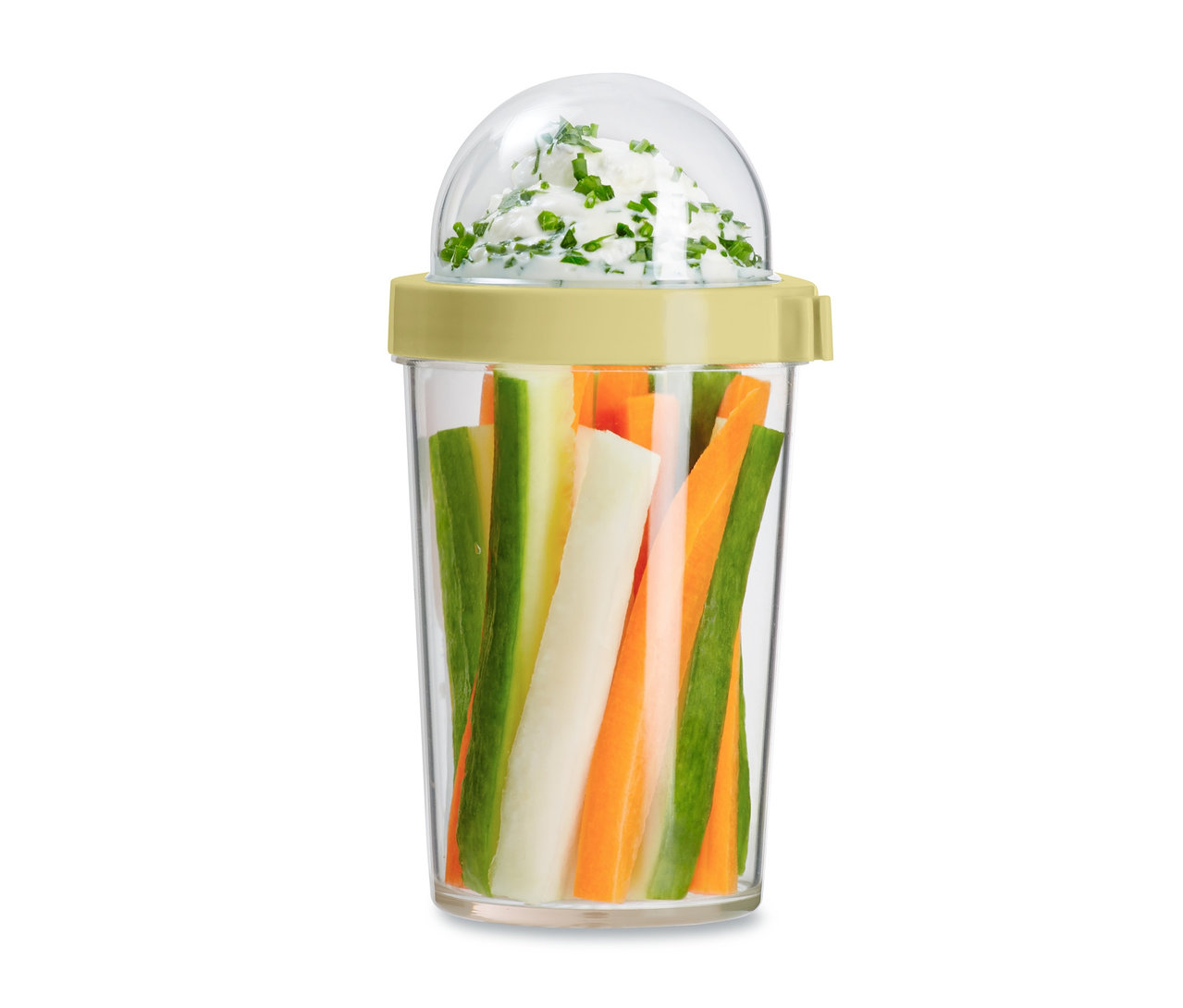 Kubek na jogurt i musli z pokrojonymi warzywami i dipem.