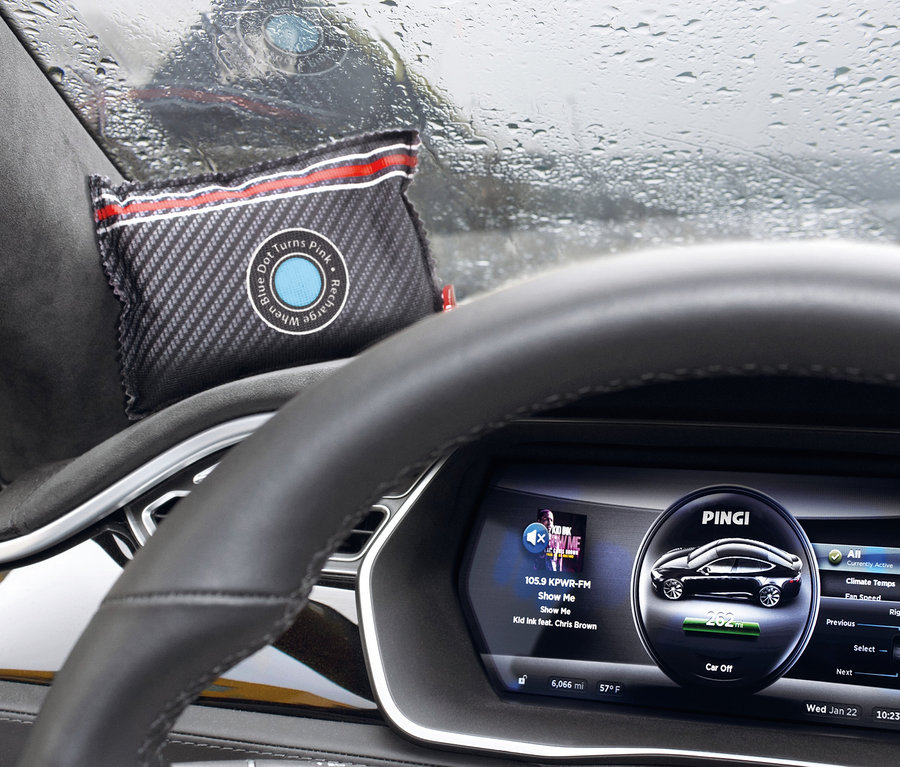 W samochodzie na desce rozdzielczej leży samochodowy pochłaniacz wilgoci Pingi.