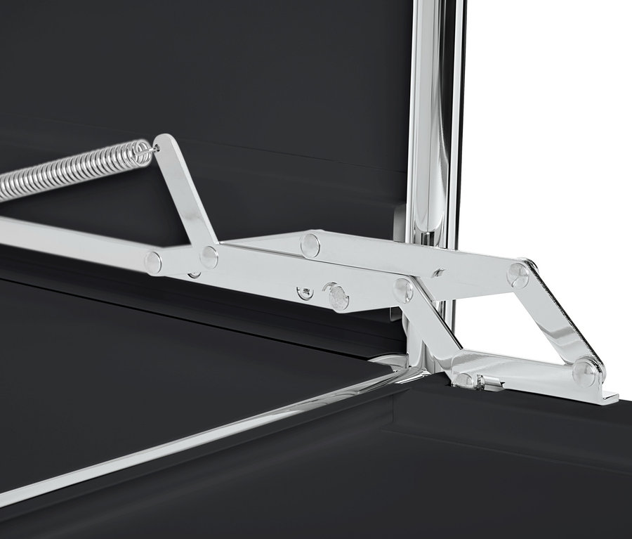 Szczegół mechanizmu otwierania metalowej szafki typu sideboard »CN3«.