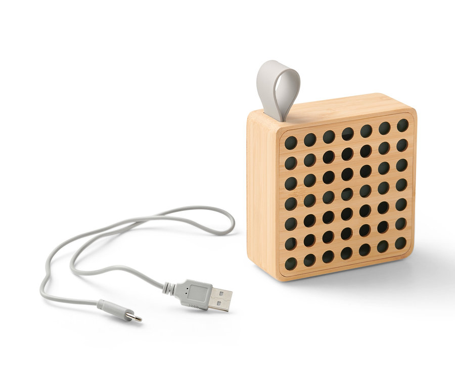 Bambusowy głośnik Bluetooth® z szarym kablem na białym tle.