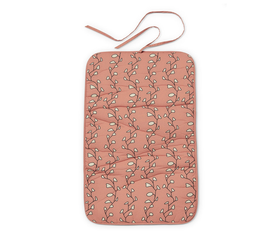 Składana mata do prasowania z kwiatowym wzorem na malinowym tle.