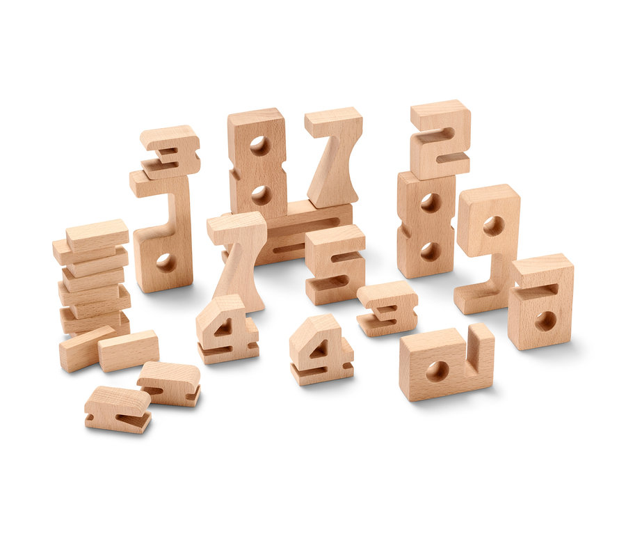 Rozrzucone klocki z cyframi.